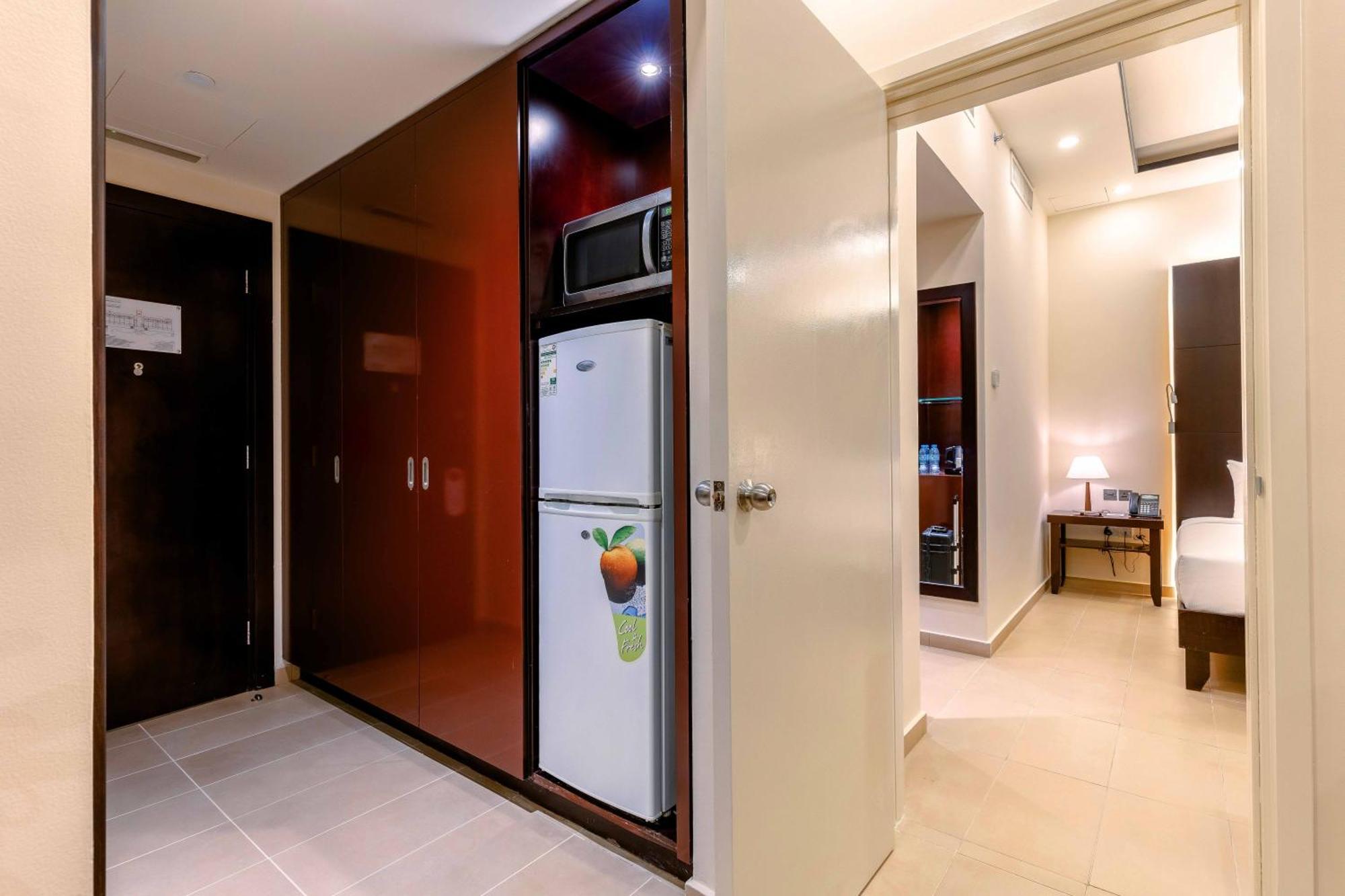 Metropolitan Al Mafraq Hotel Abu Dhabi Bagian luar foto