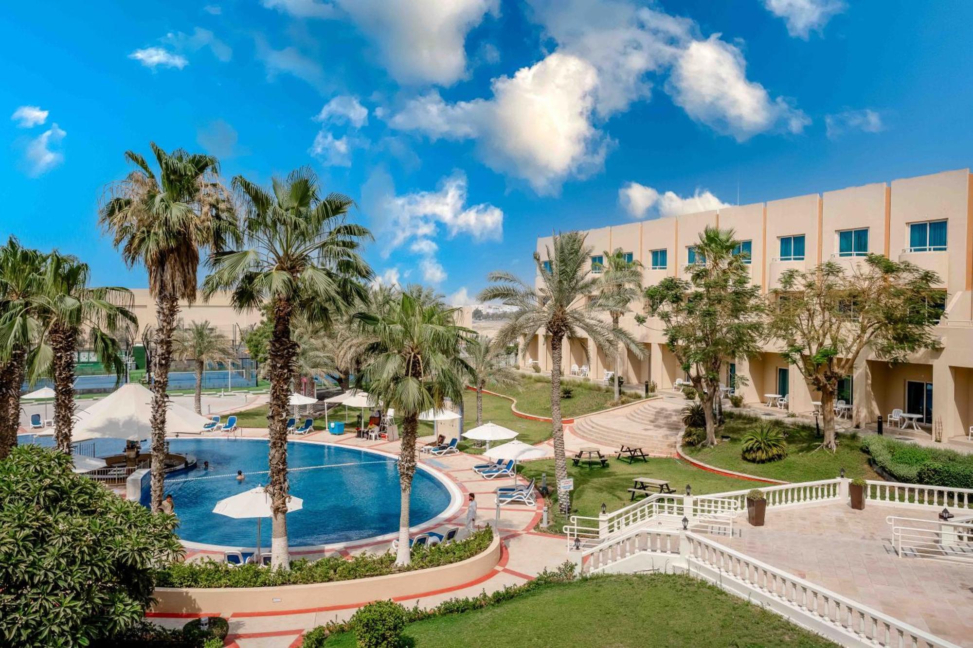 Metropolitan Al Mafraq Hotel Abu Dhabi Bagian luar foto