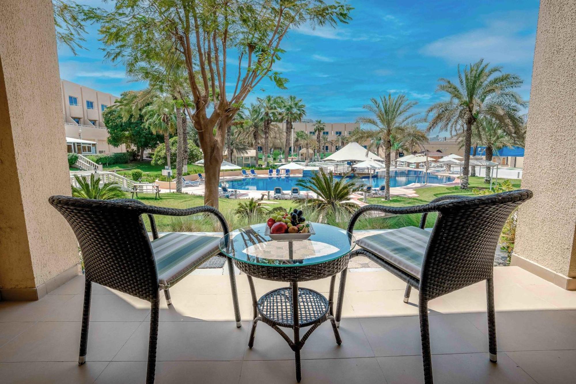 Metropolitan Al Mafraq Hotel Abu Dhabi Bagian luar foto