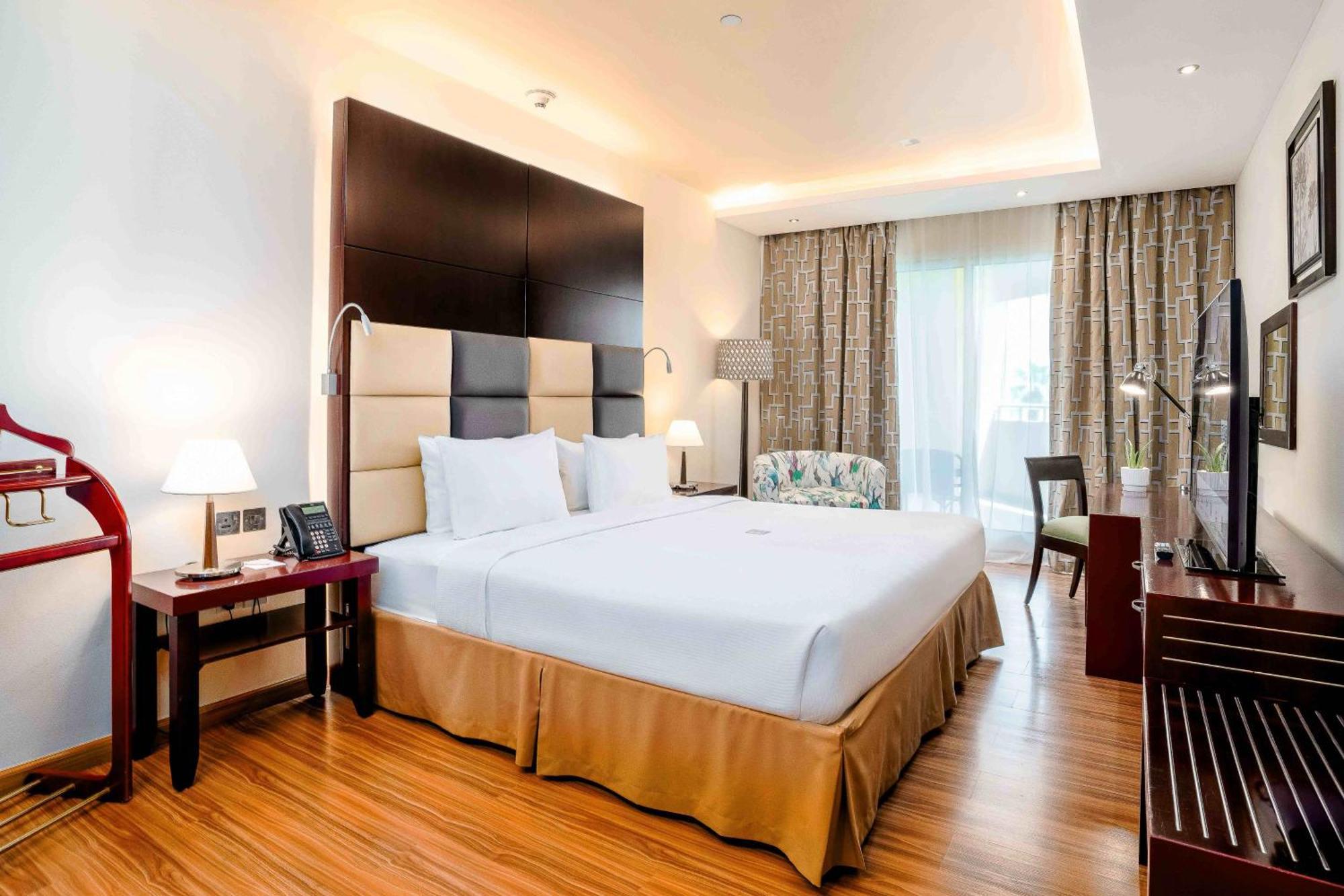 Metropolitan Al Mafraq Hotel Abu Dhabi Bagian luar foto